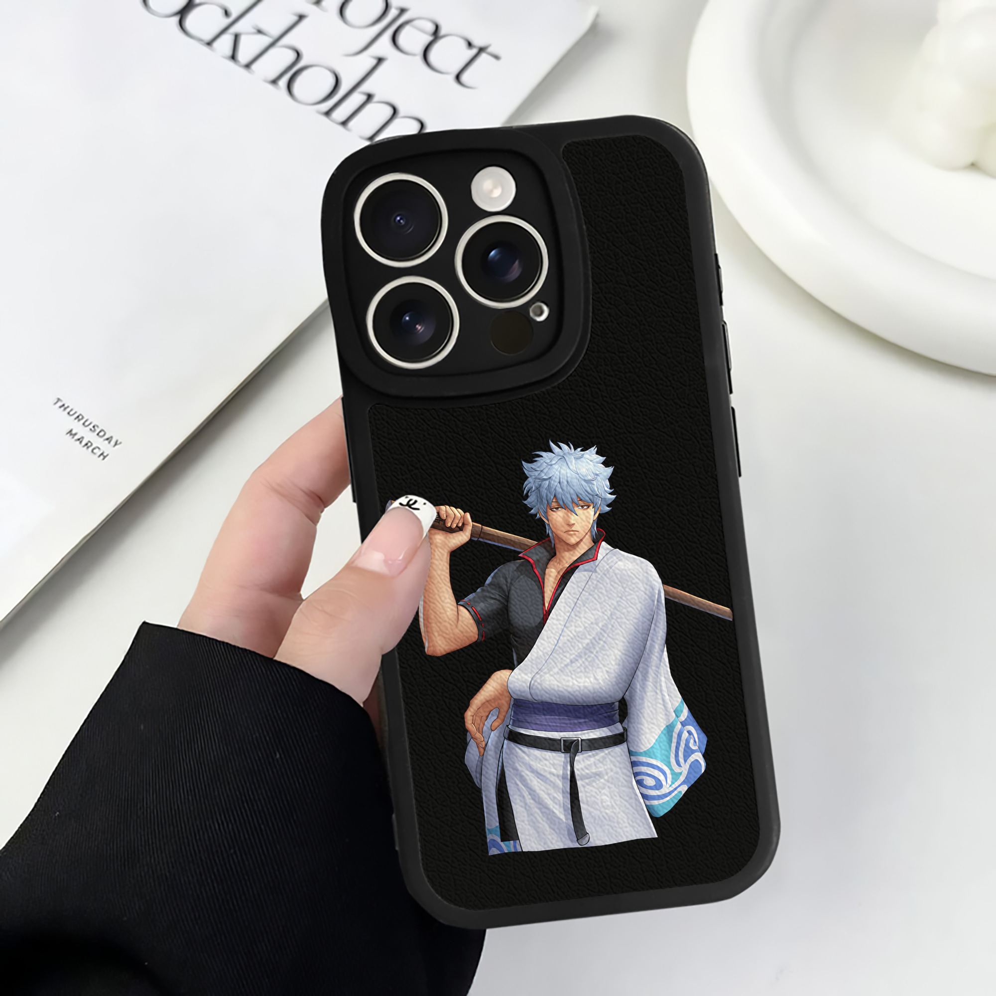 （画像用） ぎんたま 坂田銀時（さかたぎんとき） 神楽 志村新八（しむら しんぱち） GINTAMA Sakata Gintoki Kagura Shimura Shinpachi 【iPhone 16シリーズ対応】シリコンスマホケース（レザー調） 材質：シリコン